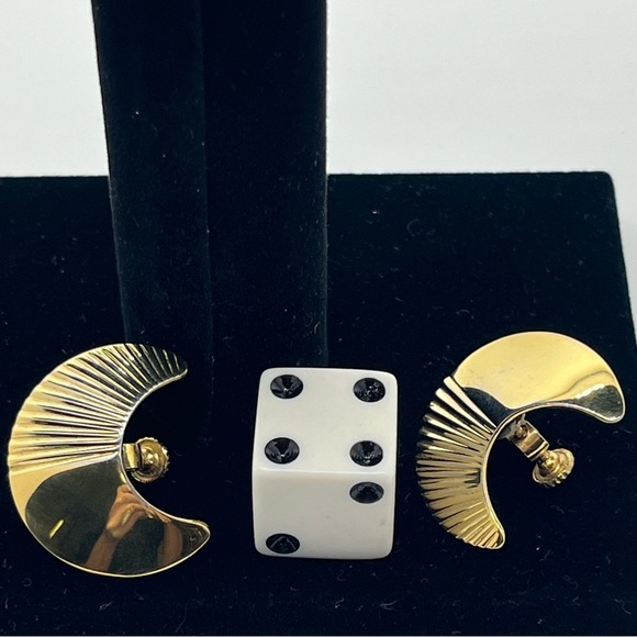 Napier gold tone screw on vintage earrings. Shaped like a half moon. - Picture 5 of 7